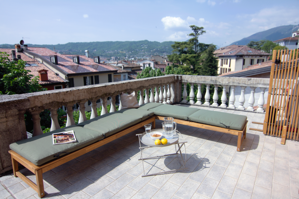 Exklusive Terrasse einer Ferienimmobilie mit Seeblick und renditeoptimierter Außenmöblierung – LCLNCK Holiday Home Consulting.