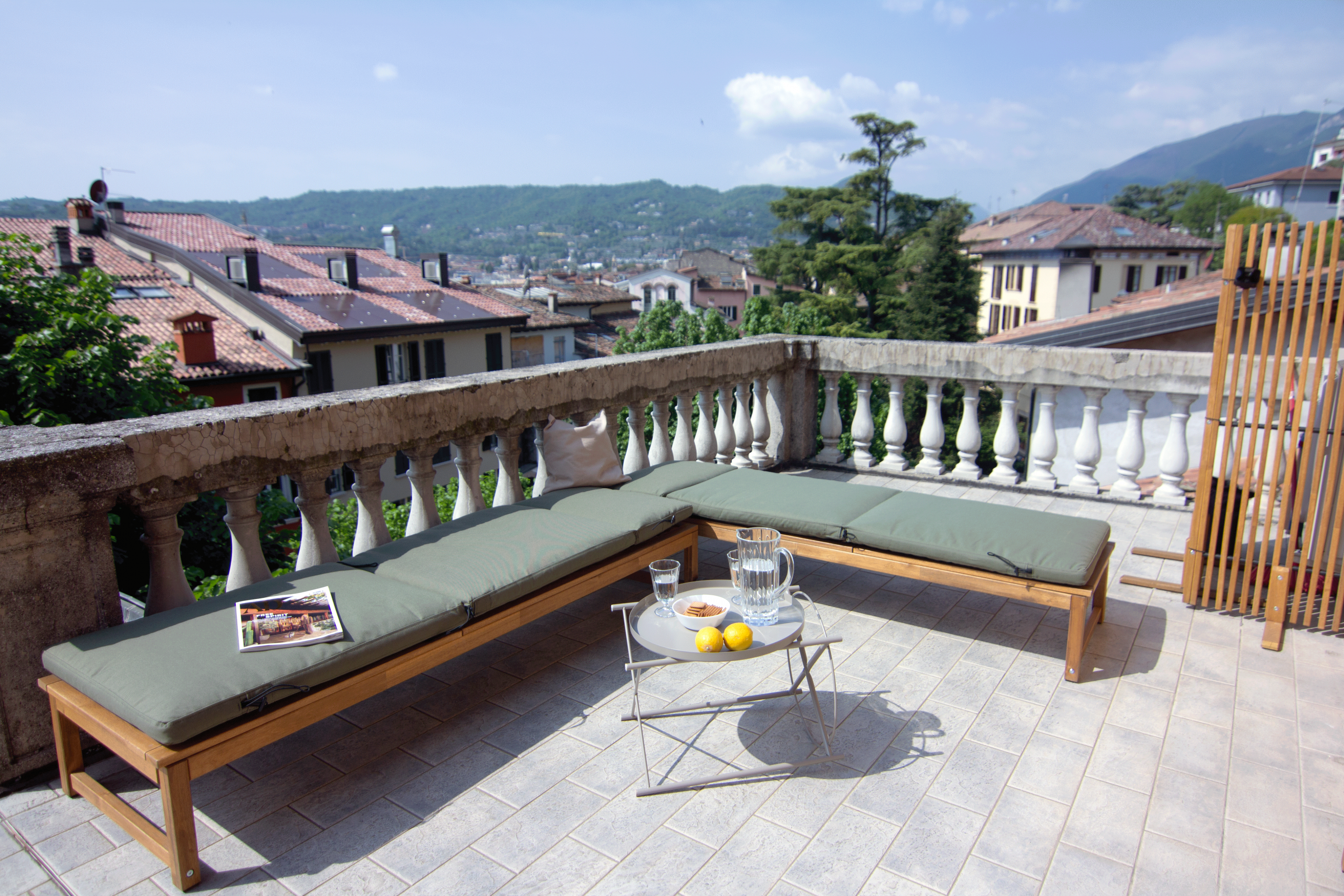 Exklusive Terrasse einer Ferienimmobilie mit Seeblick und renditeoptimierter Außenmöblierung – LCLNCK Holiday Home Consulting.