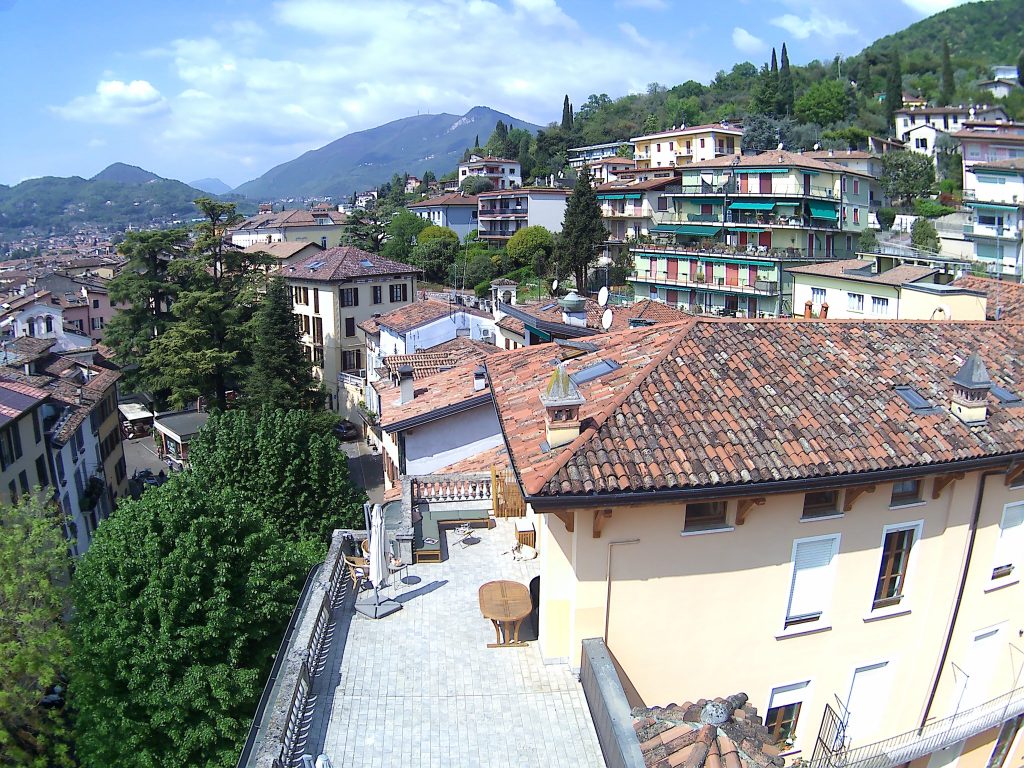 Dachterrasse einer Ferienimmobilie in einer italienischen Kleinstadt zur Standortanalyse – LCLNCK Holiday Home Consulting.