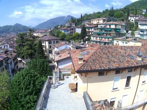 Dachterrasse einer Ferienimmobilie in einer italienischen Kleinstadt zur Standortanalyse – LCLNCK Holiday Home Consulting.
