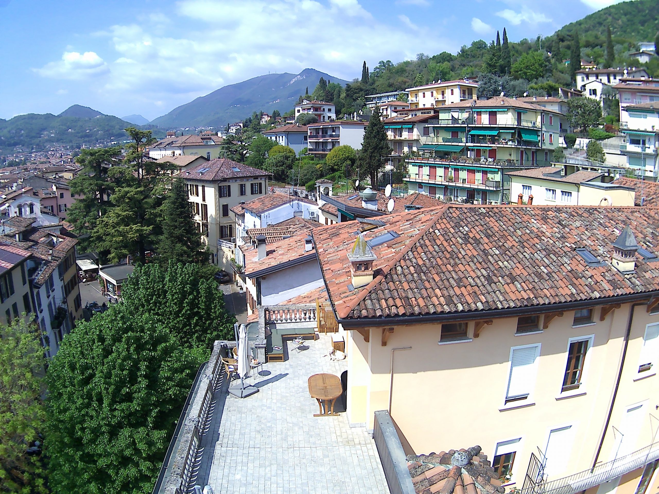 Dachterrasse einer Ferienimmobilie in einer italienischen Kleinstadt zur Standortanalyse – LCLNCK Holiday Home Consulting.